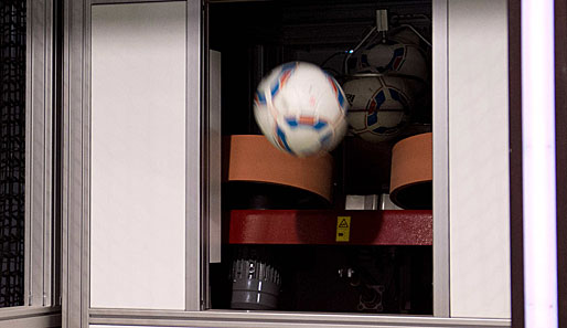 Eine Maschine des Footbonauten schießt den Ball auf die Trainingsfläche
