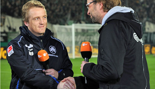 Mike Büskens (l.) gibt seinem Gegner immer die Hand und ist deshalb ein Vorbild im Fußball