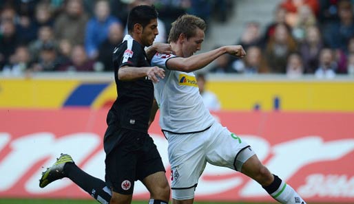 Carlos Zambrano (l.) steht Eintracht Frankfurt gegen den FC Augsburg wieder zur Verfügung