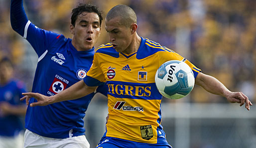Jorge Torres Nilo (r.) hat sich durch gute Leistungen für Bundesligavereine empfohlen