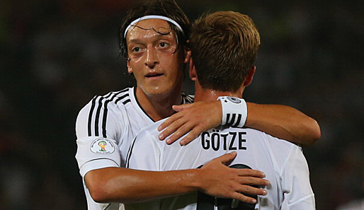 Madrids Mesut Özil zusammen mit Mario Götze bei der Nationalmannschaft