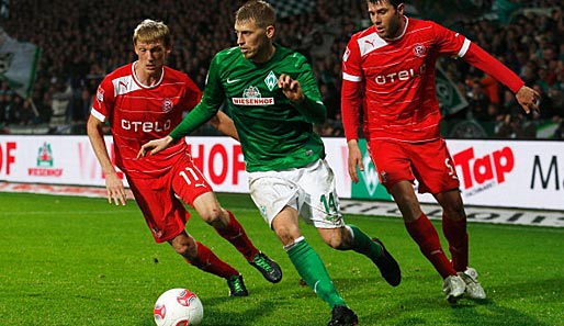 Werder Bremens Aaron Hunt (M.) konnte aufgrund von Wadenproblemen nicht trainieren