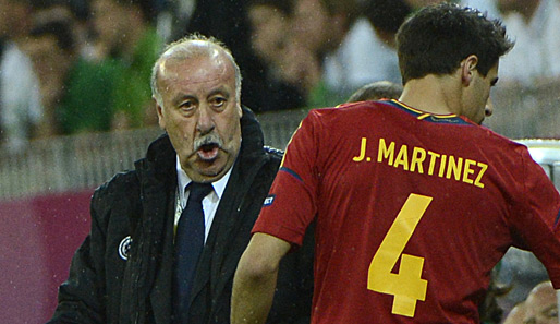 Spaniens Nationalcoach (l.) ist von Javi Martinez' Vielseitigkeit absolut begeistert