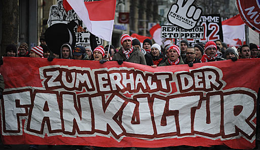 Wie hier in Augsburg gingen viele Fans gegen das geplante Sicherheitskonzept auf die Straße