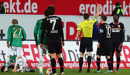 Augsburgs Giovanni Sio (r.) ist nach seiner roten Karte gegen Fürth für vier Spiele gesperrt worden