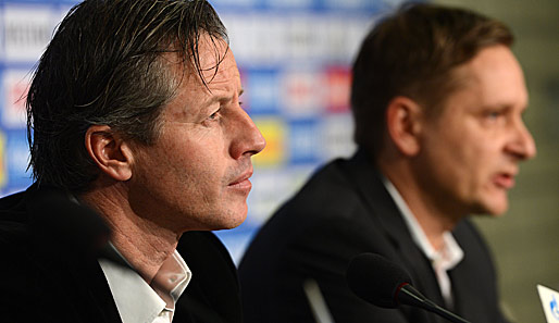 Jens Keller (l.) wurde von Manager Horst Heldt als neuer Cheftrainer auf Schalke installiert