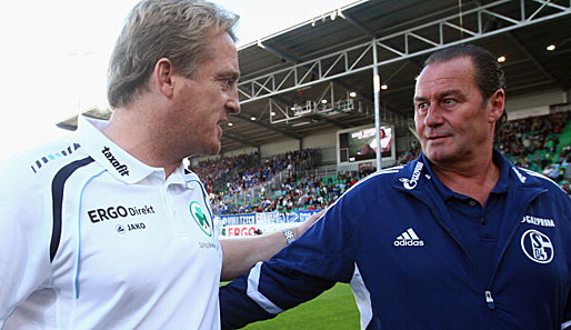 Mike Büskens (l.) im Gespräch mit Schalke-Coach Huub Stevens