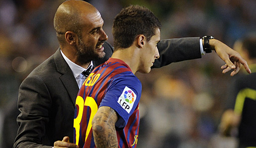 Pep Guardiola, hier mit Ex-Schützling Tello vom FC Barcelona, könnte bald die Bayern-Spieler dirigieren