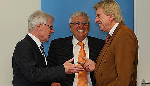 Volker Bouffier (r.) mit DFL-Präsident Rainhard Rauball (l.) und Ex-DFB-Präsident Theo Zwanziger