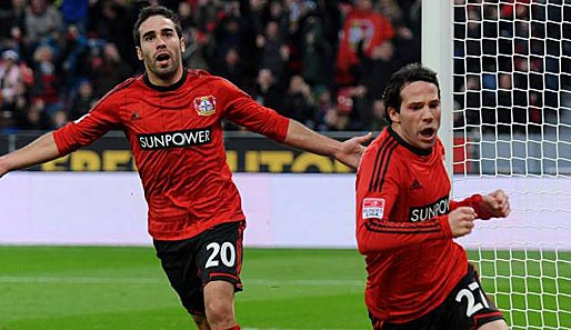 Daniel Carvajal (l.) und Gonzalo Castro bejubeln einen Treffer des Deutschen für Bayer Leverkusen
