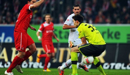 Hoppla: Fabien Giefer rutschte die Kugel gegen den FC Augsburg durch die Beine