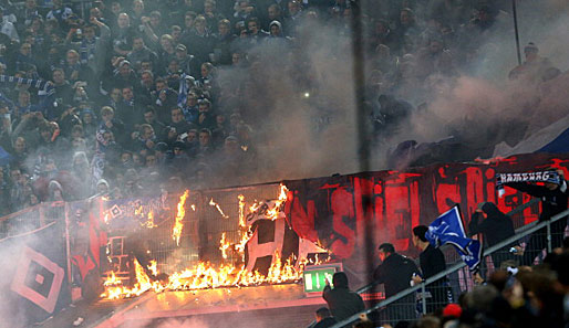 Im Spiel gegen Fortuna Düsseldorf stecken HSV-Fans eine Fahne in Brand