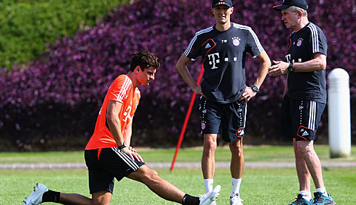 Bayern-Trainer Jupp Heynckes (r.) darf seinen Torjäger Mario Gomez (l.) zurück im Training begrüßen
