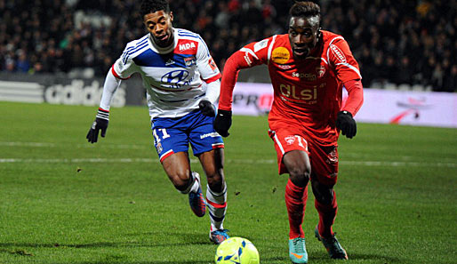 Michel Bastos (l.) traf in bislang zwölf Saisonspielen fünf Mal für Olympique Lyon