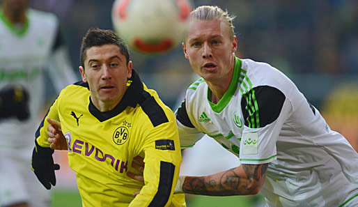 Dortmunds Robert Lewandowski (l.) im Zweikampf mit Wolfsburgs Simon Kjaer