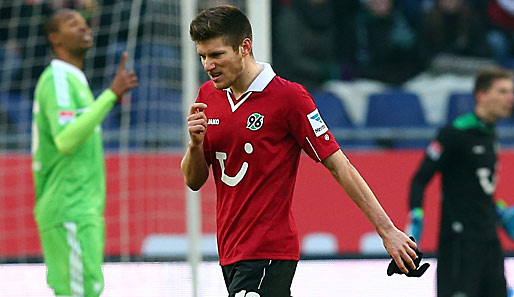 Hannovers Sebastien Pocognoli sah nach seiner Attacke gegen den Wolfsburger Fagner Rot