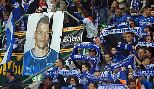 Hoffenheimer Fans halten ein Bild des verunglückten Boris Vukcevic vor dem Spiel gegen Fürth