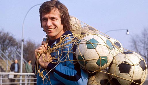 1975: Borussias Torjäger Jupp Heynckes verdingt sich als Ballschlepper