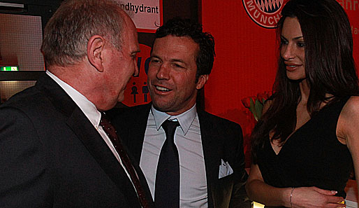 Lothar Matthäus (m.) bekräftigte trotz Kritik von Bayern-Präsident Uli Hoeneß (l.) seine Aussagen