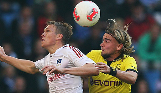 Marcel Schmelzer (r.) und Dortmund haben gegen Artjoms Rudnevs (l.) HSV drei Punkte im Visier