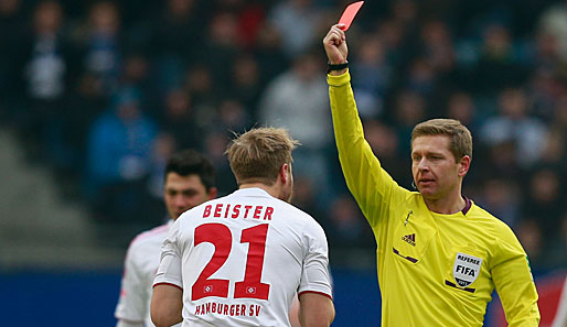 Im Spiel gegen den FC Augsburg sah Maxi Beister die Rote Karte