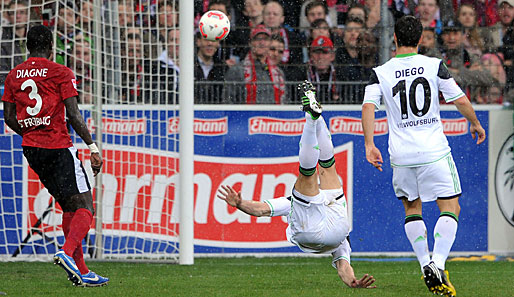 Mit seinem Fallrückziehertor erzielte Ivica Olic den schönsten Treffer des 25. Spieltags