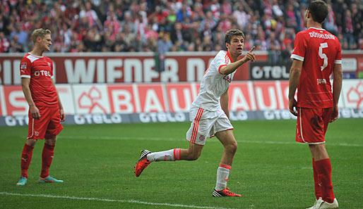 Beim 5:0 im Hinspiel machten die Bayern um Thomas Müller (M.) kurzen Prozess mit der Fortuna