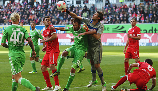 Im Hinspiel siegte der VfL Wolfsburg mit 4:1gegen die Fortuna - Bas Bost (M.) traf doppelt