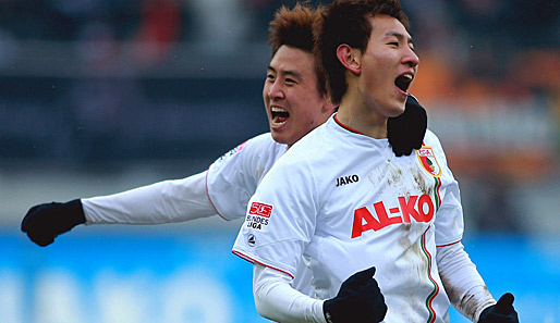 Stürmer Dong-Won Ji (r.) möchte auch nach seiner Leihe beim FC Augsburg bleiben
