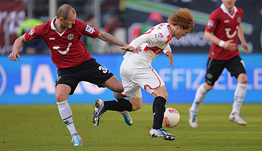 Konstantin Rausch (l.) spielt künftig mit Gotoku Sakai (m.) zusammen beim VfB Stuttgart