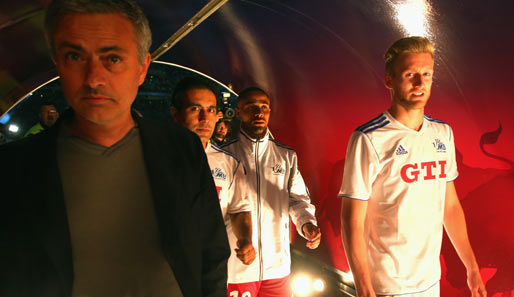 Andre Schürrle (r.) und sein neuer Trainer Jose Mourinho beim Abschiedsspiel von Michael Ballack