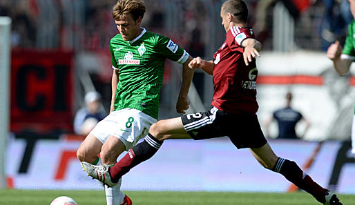 Clemens Fritz (l.) wurde bei Werder Bremen als Kapitän im Amt bestätigt