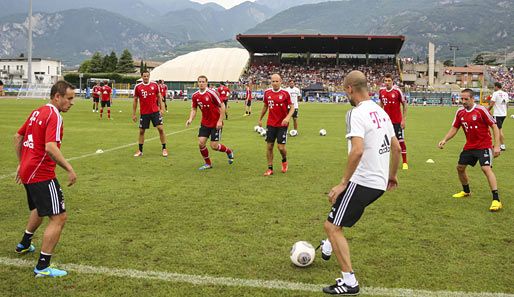 Pep Guardiola in action im Bayern-Trainingslager am Gardasee
