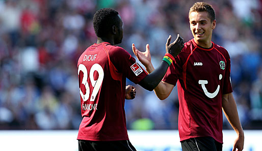 Mame Diouf (l.) war gegen Schalke einer der besten Hannoveraner, gegen Mainz droht er auszufallen