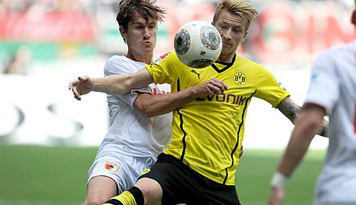 Paul Verhaegh im Duell gegen Dortmunds Marco Reus am 1. Spieltag