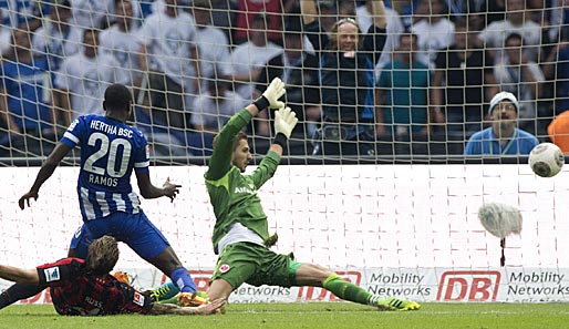 Adrian Ramos (M.) traf beim Berliner Bundesliga-Auftakt gegen Eintracht Frankfurt gleich doppelt
