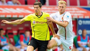 Ragnar Klavan (r.) bleibt für ein weiteres Jahr beim FC Augsburg