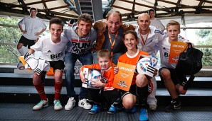 Thomas Müller mit Gewinnern des BiFi-Gewinnspiels