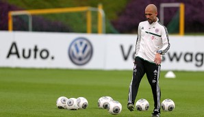 Pep Guardiola kickt während des Bayern-Trainings in Doha selbst ein wenig vor sich hin