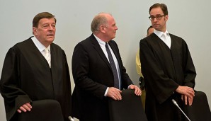 Uli Hoeneß und seine zwei Verteidiger im Münchner Gericht