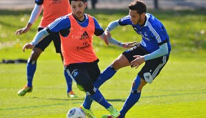 Hakan Calhanoglu (r.) ist ins Training bei Bayer Leverkusen eingestiegen
