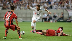 Durchgesetzt: Hakan Calhanoglu (M.) und Bayer 04 siegte vor 40.000 Zuschauern mit 2:0 in Seoul