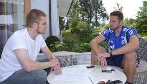 SPOX-Redakteur Jochen Tittmar im Gespräch mit Schalke-Keeper Ralf Fährmann