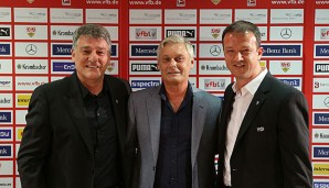 Bernd Wahler, Armin Veh und Fredi Bobic (v.l.) bei der Vehs Vorstellung vor der Saison