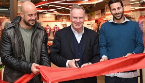 Karl-Heinz Rummenigge (M.) bei der Eröffnung des neues Fan-Shops in Berlin