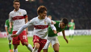 Christian Gentner (l.) ist mit dem VfB Stuttgart durch die Niederlage in Bremen auf Rang 18 gerutscht