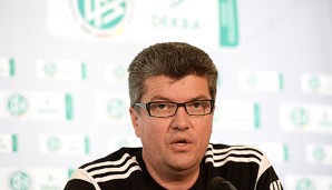 Herbert Fandel sieht der Rückrunde der Bundesliga entspannt entgegeben