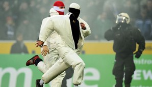 Fans des 1. FC Köln stürmten beim Spiel gegen Borussia Mönchengladbach den Platz