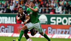Sebastian Prödl setzt hier seinen Körper kraftvoll gegen Mainz-Spieler Okazaki ein