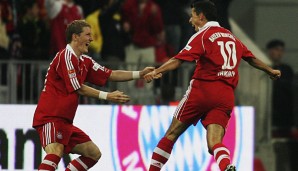 Lang ist´s her: Basitan Schweinsteiger jubelt gemeinsam mit Roy Makaay für die Bayern